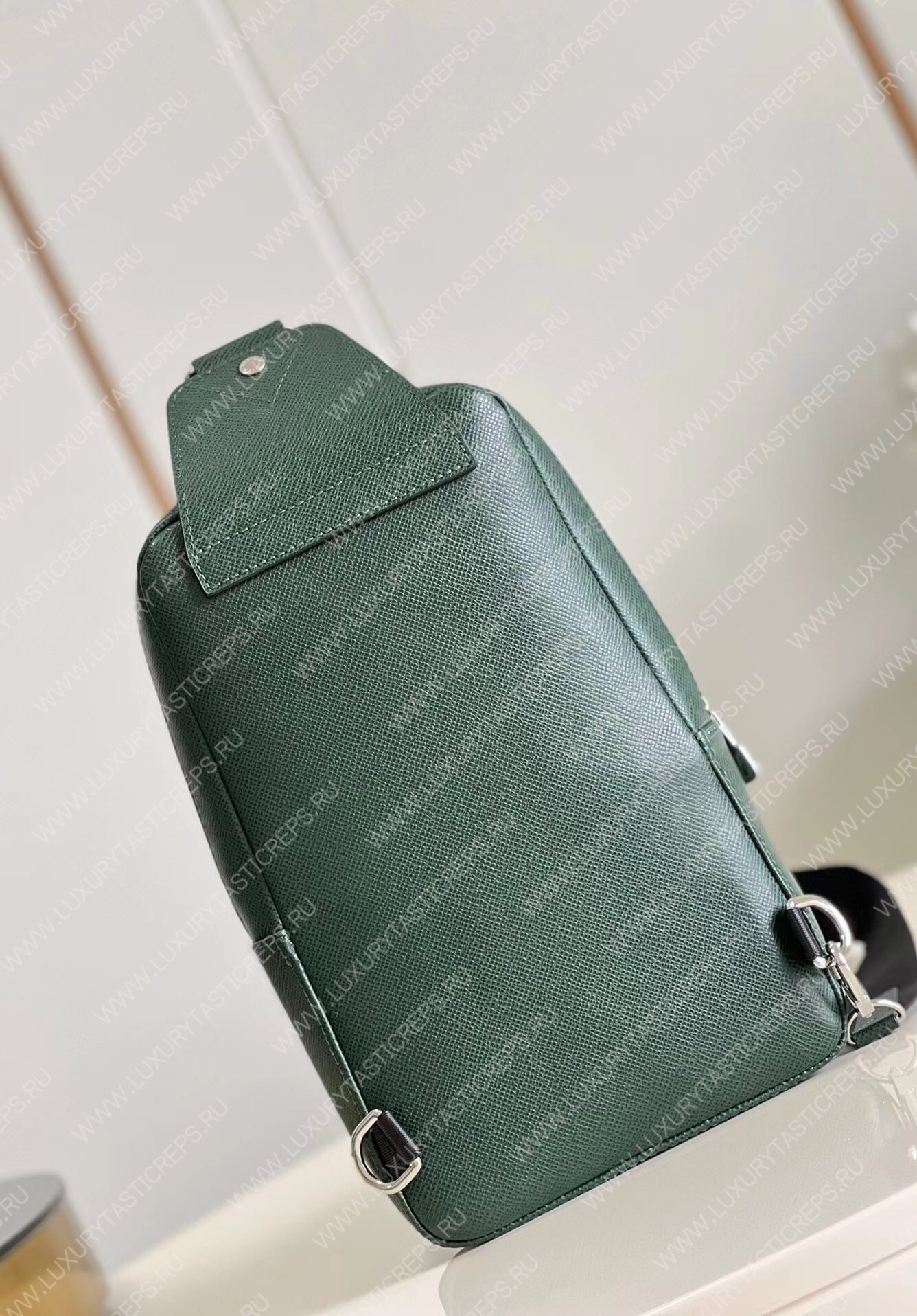 l**is V*t*n avenue sling bag green m30860